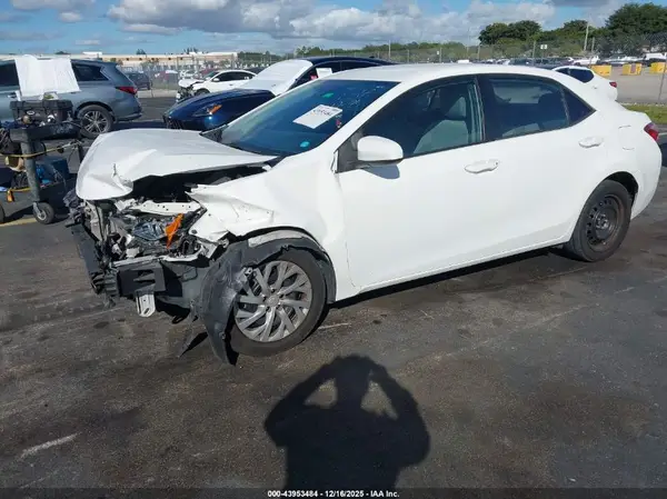 5YFBURHE9JP840528 2018 TOYOTA COROLLA - Image 2