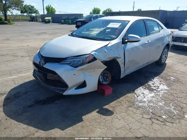 5YFBURHE9JP840769 2018 TOYOTA COROLLA - Image 2