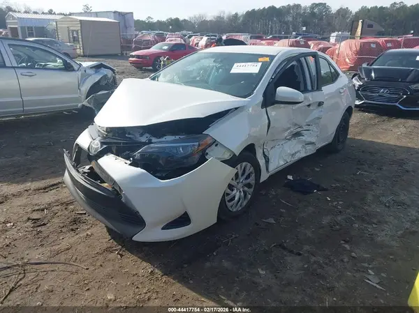 5YFBURHE9JP842425 2018 TOYOTA COROLLA - Image 2
