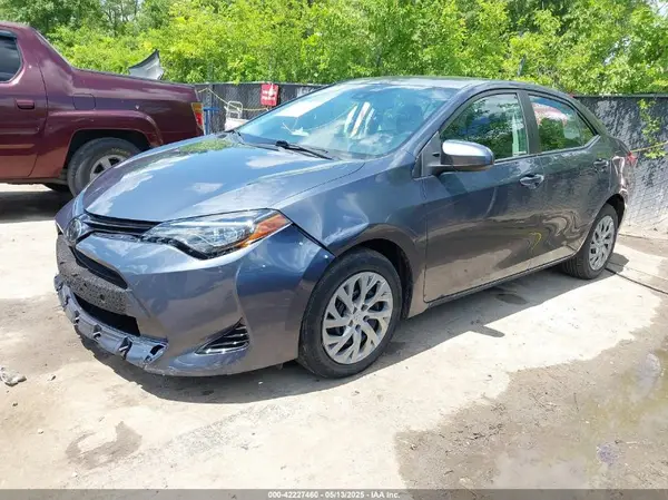 5YFBURHE9JP843252 2018 TOYOTA COROLLA - Image 2