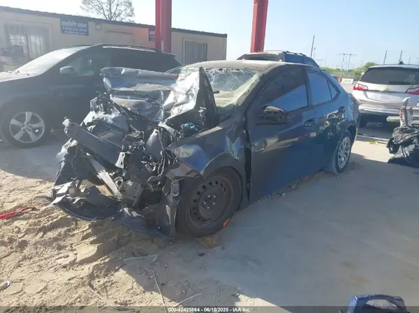 5YFBURHE9JP843722 2018 TOYOTA COROLLA - Image 2