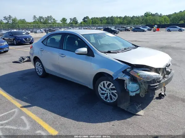 5YFBURHE9JP845552 2018 TOYOTA COROLLA - Image 1