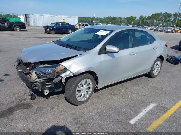 5YFBURHE9JP845552 2018 TOYOTA COROLLA - Image 2