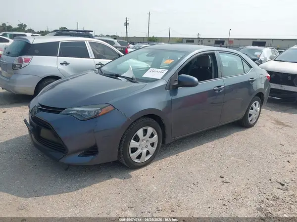 5YFBURHE9JP845745 2018 TOYOTA COROLLA - Image 2