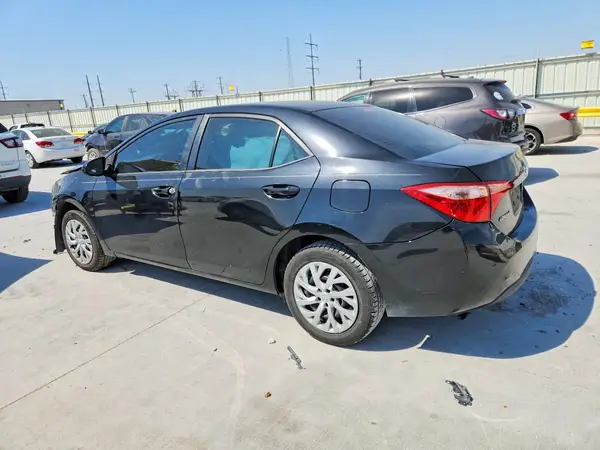 5YFBURHE9JP846975 2018 TOYOTA COROLLA - Image 2