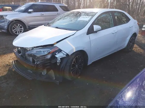 5YFBURHE9JP848810 2018 TOYOTA COROLLA - Image 2