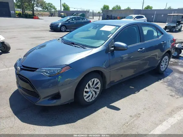 5YFBURHE9JP849472 2018 TOYOTA COROLLA - Image 2