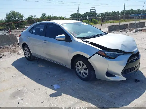 5YFBURHE9JP852064 2018 TOYOTA COROLLA - Image 1