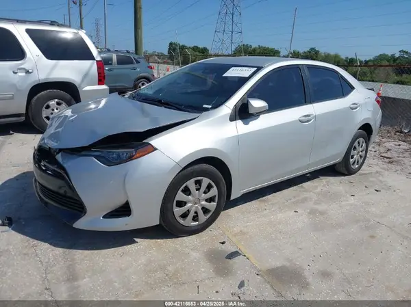 5YFBURHE9JP852064 2018 TOYOTA COROLLA - Image 2