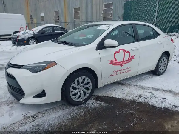 5YFBURHE9JP854428 2018 TOYOTA COROLLA - Image 2