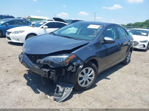 5YFBURHE9JP855272 2018 TOYOTA COROLLA - Image 2