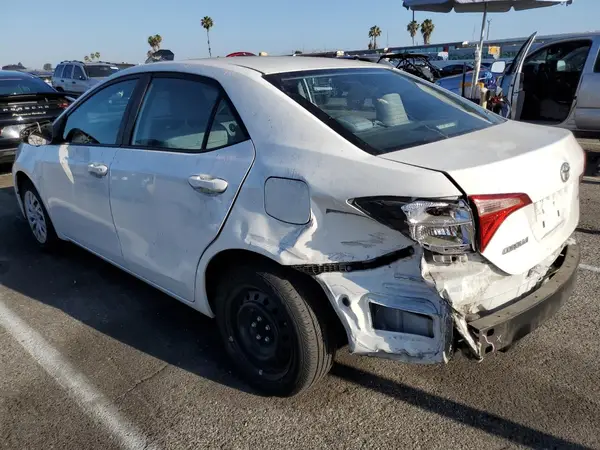 5YFBURHE9JP855675 2018 TOYOTA COROLLA - Image 2