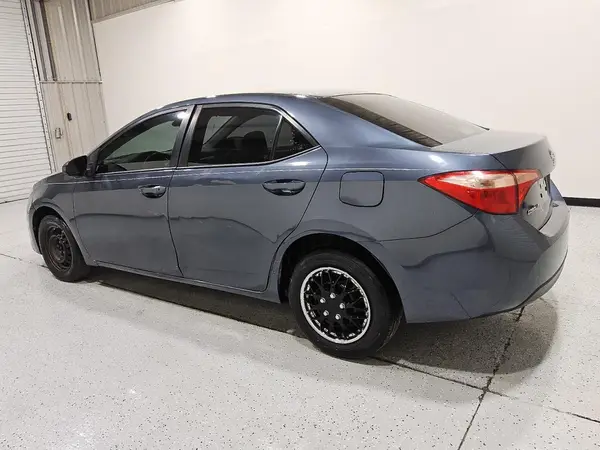 5YFBURHE9JP856082 2018 TOYOTA COROLLA - Image 2