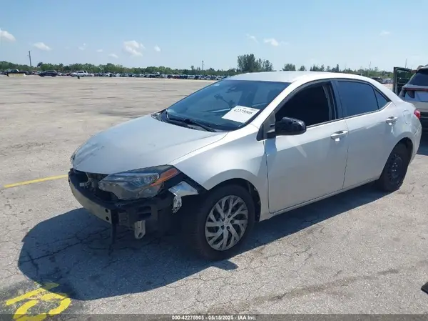 5YFBURHE9KP885065 2019 TOYOTA COROLLA - Image 2