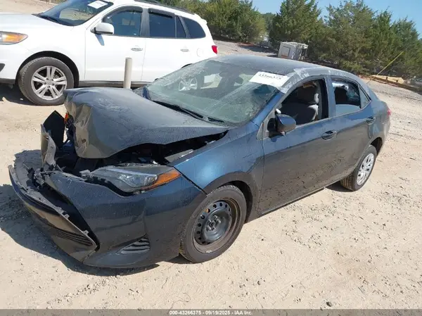 5YFBURHE9KP943725 2019 TOYOTA COROLLA - Image 2