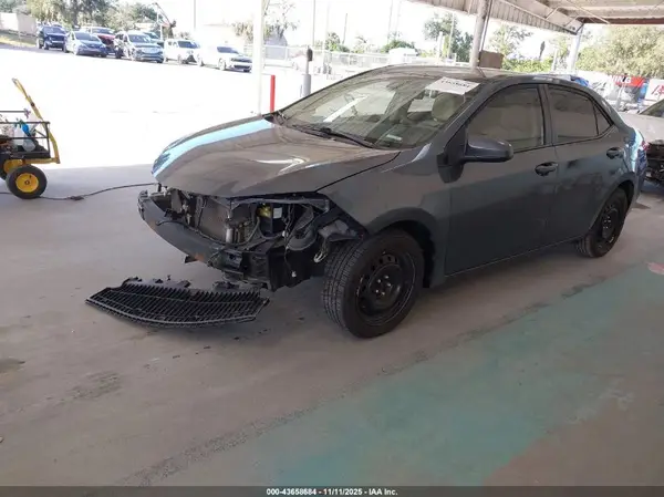 5YFBURHE9KP945720 2019 TOYOTA COROLLA - Image 2