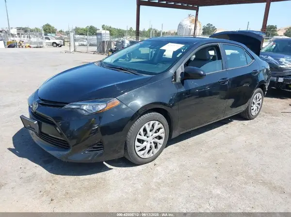5YFBURHEXHP569926 2017 TOYOTA COROLLA - Image 2