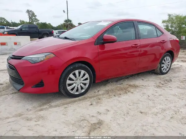 5YFBURHEXHP570039 2017 TOYOTA COROLLA - Image 2