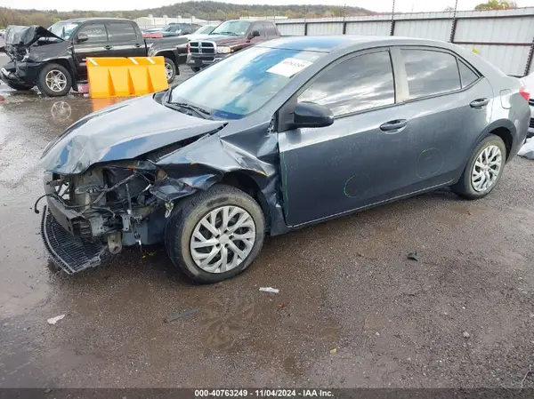 5YFBURHEXHP574107 2017 TOYOTA COROLLA - Image 2