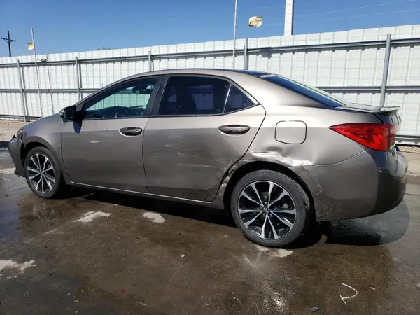 5YFBURHEXHP585978 2017 TOYOTA COROLLA - Image 2