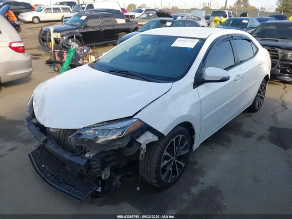 5YFBURHEXHP607607 2017 TOYOTA COROLLA - Image 2