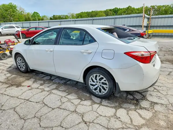 5YFBURHEXHP607610 2017 TOYOTA COROLLA - Image 2