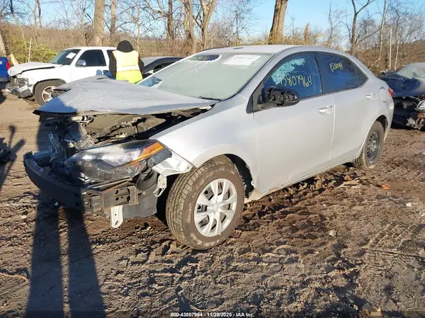 5YFBURHEXHP612256 2017 TOYOTA COROLLA - Image 2