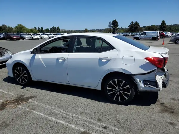5YFBURHEXHP615075 2017 TOYOTA COROLLA - Image 2