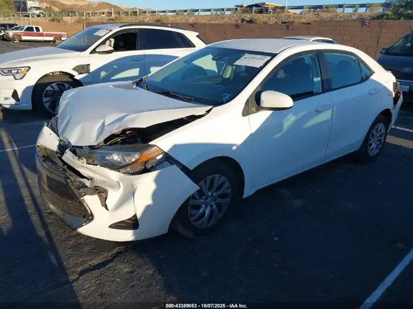 5YFBURHEXHP626111 2017 TOYOTA COROLLA - Image 2