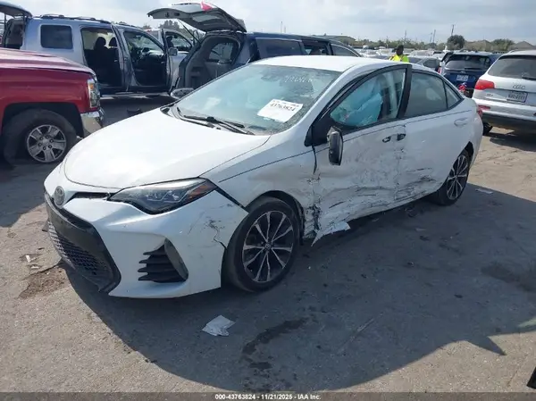5YFBURHEXHP635679 2017 TOYOTA COROLLA - Image 2