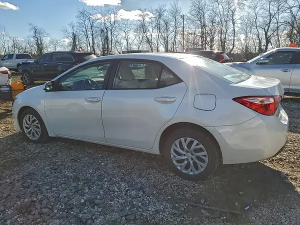 5YFBURHEXHP649596 2017 TOYOTA COROLLA - Image 2