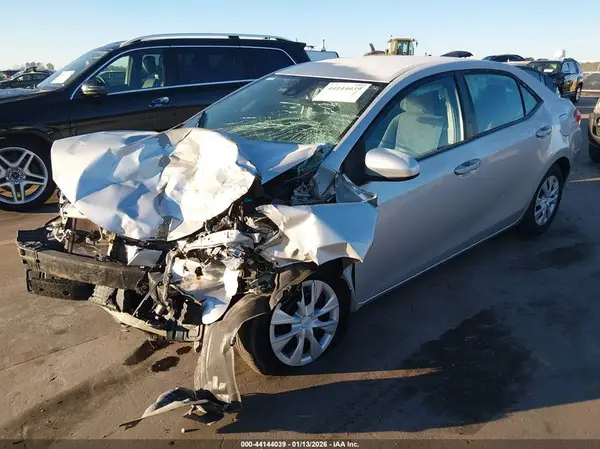 5YFBURHEXHP670268 2017 TOYOTA COROLLA - Image 2