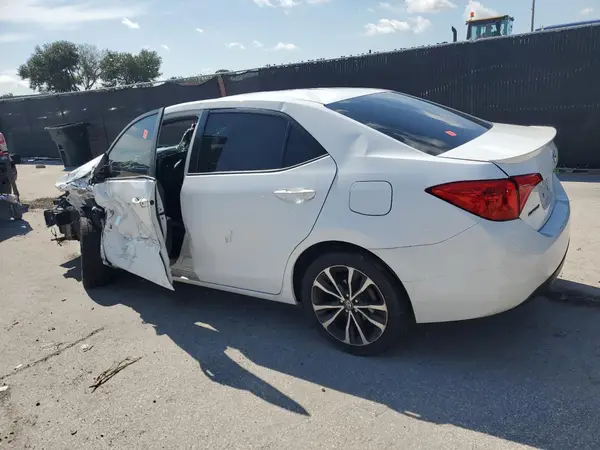 5YFBURHEXHP672103 2017 TOYOTA COROLLA - Image 2