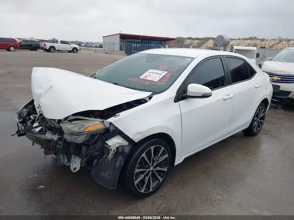 5YFBURHEXHP678421 2017 TOYOTA COROLLA - Image 2