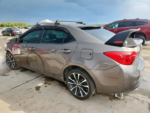 5YFBURHEXHP685241 2017 TOYOTA COROLLA - Image 2