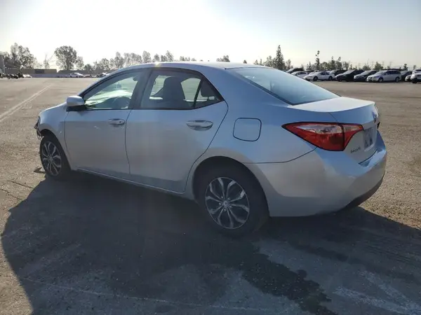 5YFBURHEXHP687653 2017 TOYOTA COROLLA - Image 2