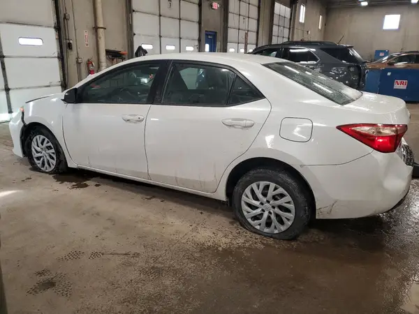 5YFBURHEXHP689886 2017 TOYOTA COROLLA - Image 2