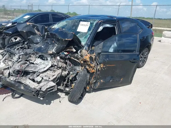 5YFBURHEXHP692593 2017 TOYOTA COROLLA - Image 2