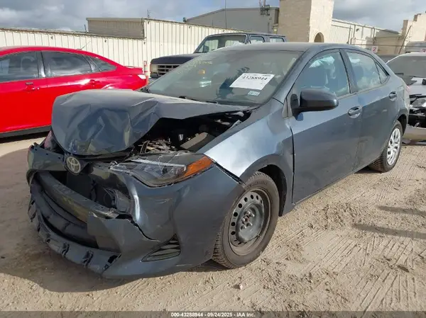 5YFBURHEXHP698913 2017 TOYOTA COROLLA - Image 2