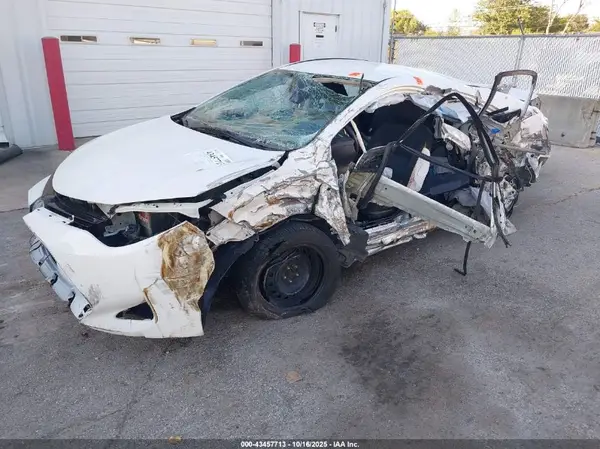 5YFBURHEXHP702975 2017 TOYOTA COROLLA - Image 2