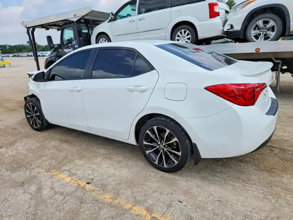 5YFBURHEXHP708663 2017 TOYOTA COROLLA - Image 2