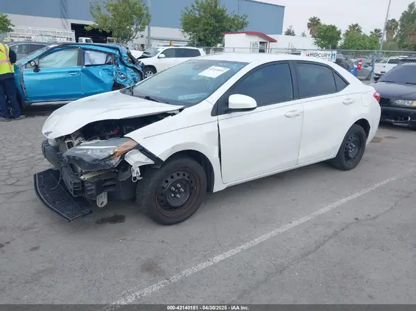5YFBURHEXHP724653 2017 TOYOTA COROLLA - Image 2