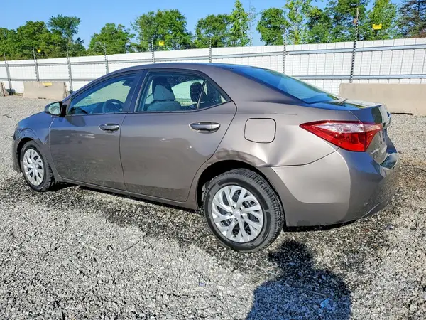 5YFBURHEXHP729142 2017 TOYOTA COROLLA - Image 2