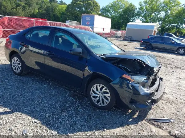 5YFBURHEXHP733935 2017 TOYOTA COROLLA - Image 1