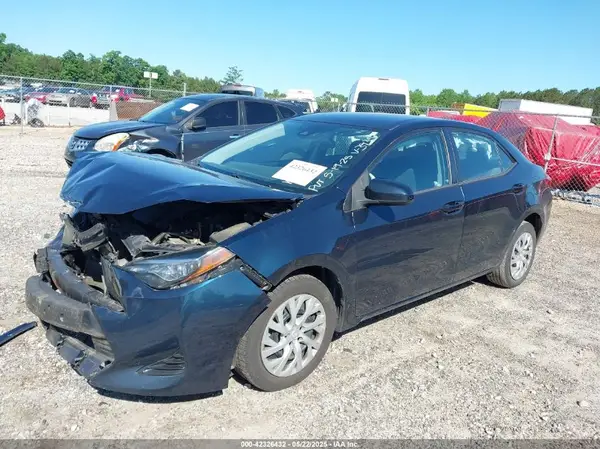 5YFBURHEXHP733935 2017 TOYOTA COROLLA - Image 2