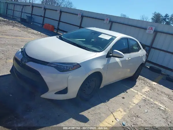 5YFBURHEXJP747579 2018 TOYOTA COROLLA - Image 2