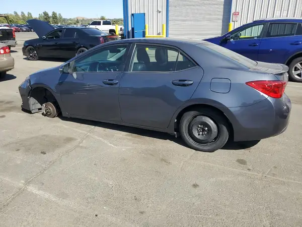 5YFBURHEXJP747582 2018 TOYOTA COROLLA - Image 2