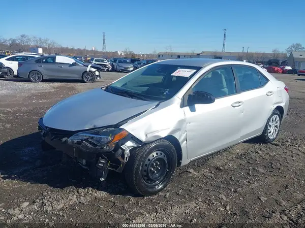 5YFBURHEXJP753558 2018 TOYOTA COROLLA - Image 2