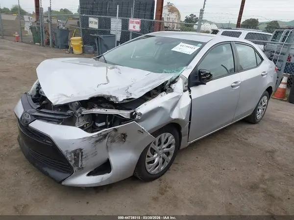 5YFBURHEXJP758971 2018 TOYOTA COROLLA - Image 2
