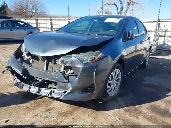 5YFBURHEXJP760123 2018 TOYOTA COROLLA - Image 2